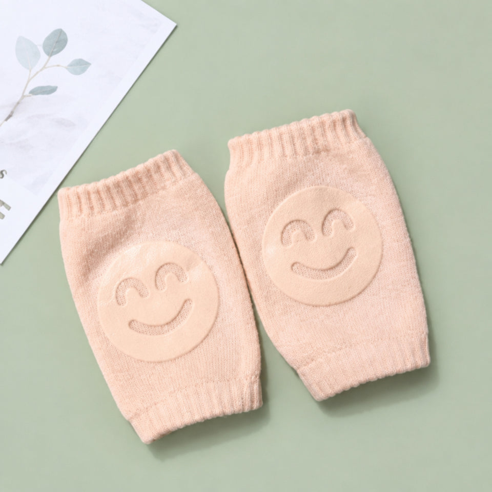 Soft terry cotton material detail of comfortable baby crawling knee pads.